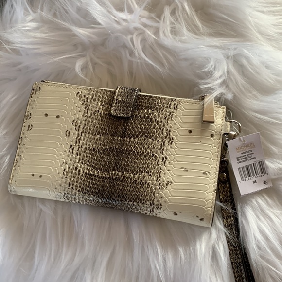 NWT Michael Kors Embossed leather wristlet - Picture 5 of 7